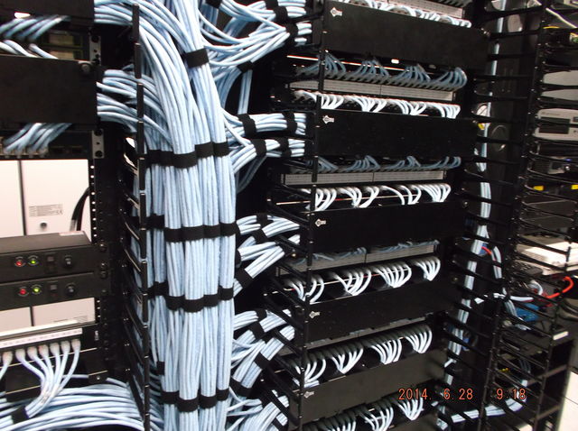 Peinado de cables en organizador Vertical